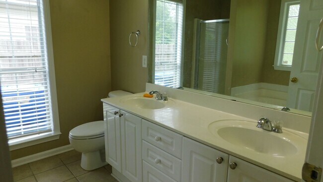 Building Photo - 632 Forest Lakes Dr