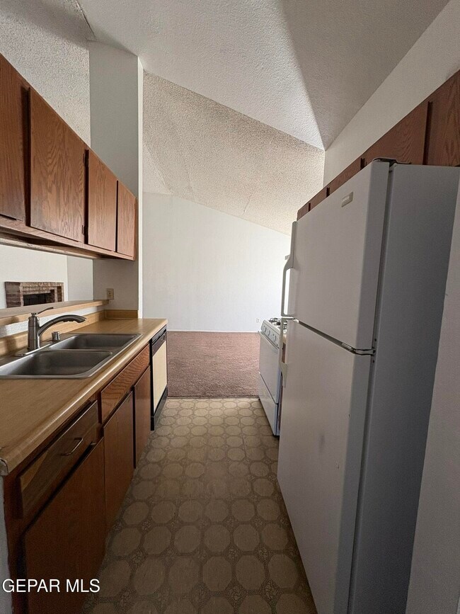 Building Photo - 1922 Lake Omega St