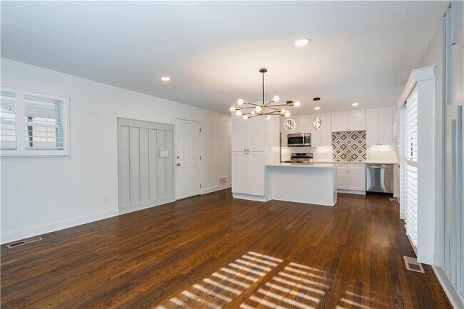 Building Photo - 3860 Carlton Dr