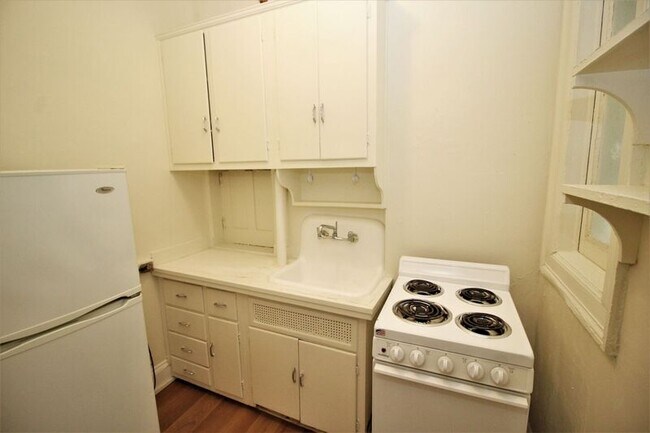 Building Photo - 6 E Read St