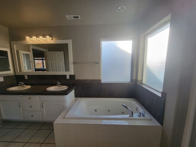 Building Photo - 3BR/2.5BA Home Near River – Stamped Patio,...