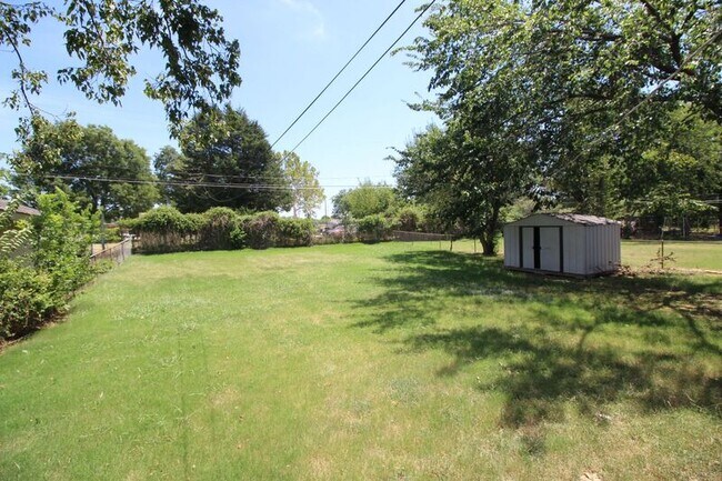 Building Photo - 1327 N Norwood Ave