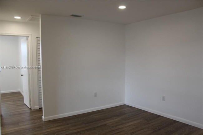 Building Photo - 2 bedroom in Pembroke Pines FL 33024