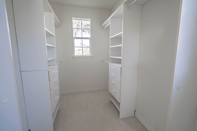 Building Photo - 4 Bedroom Home for Rent on the Lake at Bridgeport!