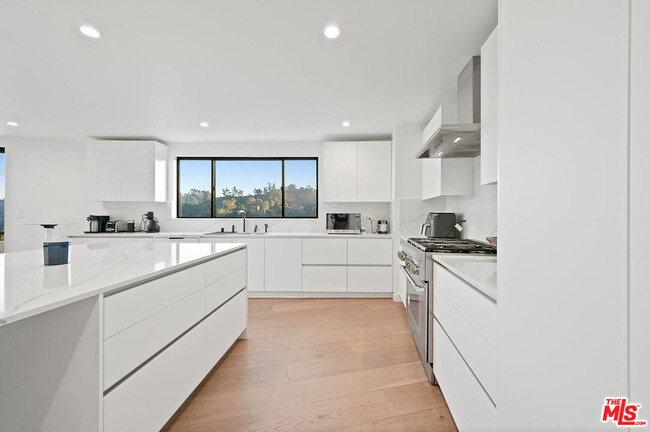 Building Photo - 8744 Skyline Dr