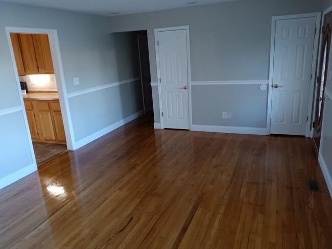 Building Photo - 4 Bedroom / 2.5 Bath Home Johnson City, TN...