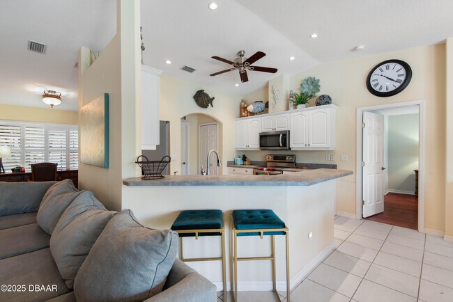 Building Photo - 15 Coolidge Ct