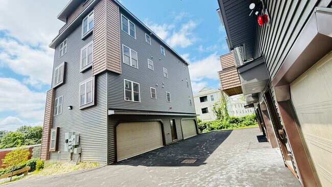 Primary Photo - 60 Richards St