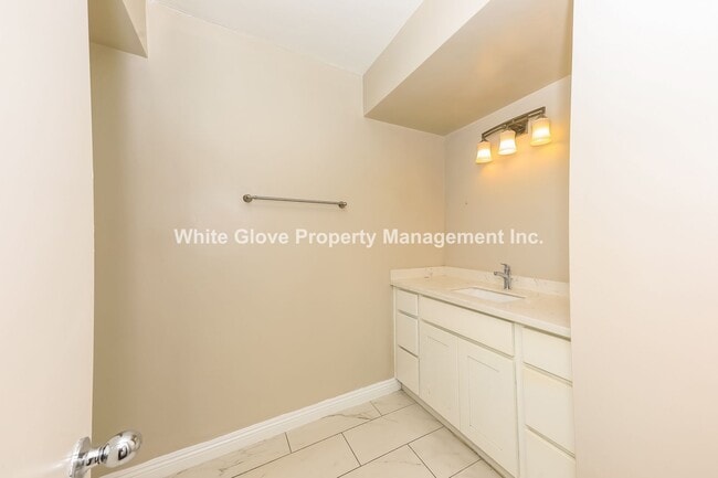 Building Photo - 2 Bedroom Fullerton Townhome