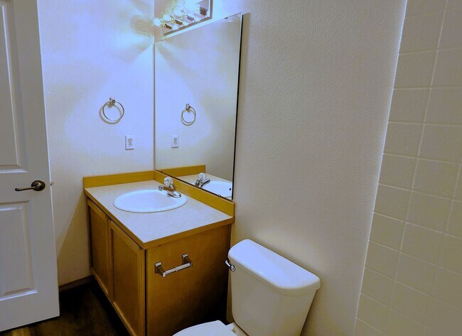 Building Photo - Comfort Meets Convenience in This South Hi...