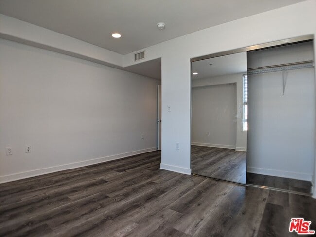 Building Photo - 5143 White Oak Ave