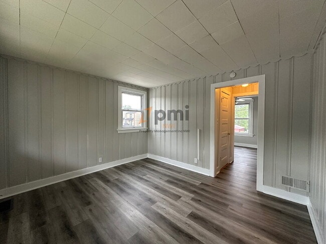 Building Photo - 207 Monroe St