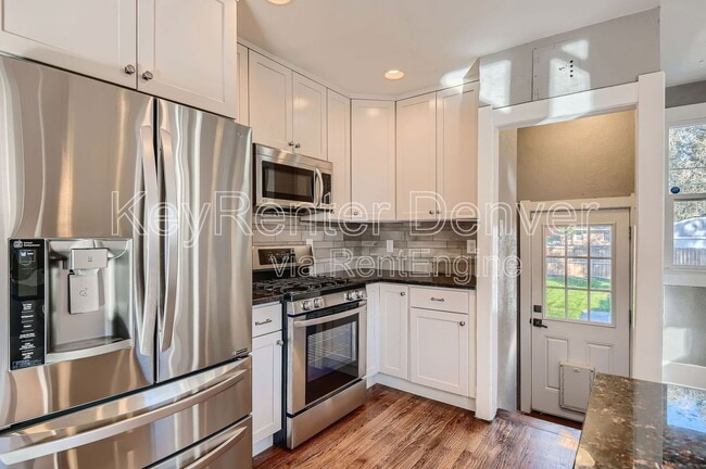 Building Photo - 1418 Roslyn St