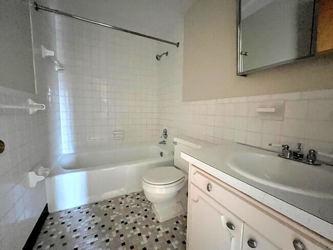 Building Photo - 44 Oakridge Dr