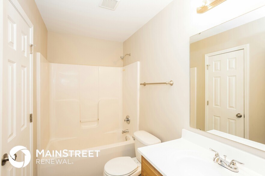 Building Photo - 1102 Skyland St