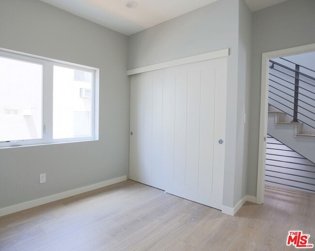 Building Photo - 1242 Beachwood Dr