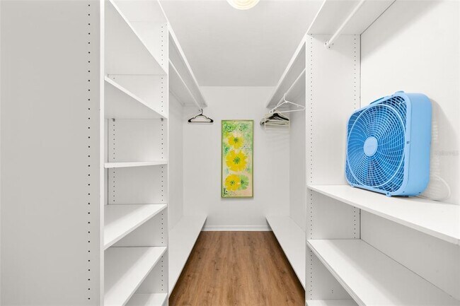 Building Photo - 2551 Lakeview Dr