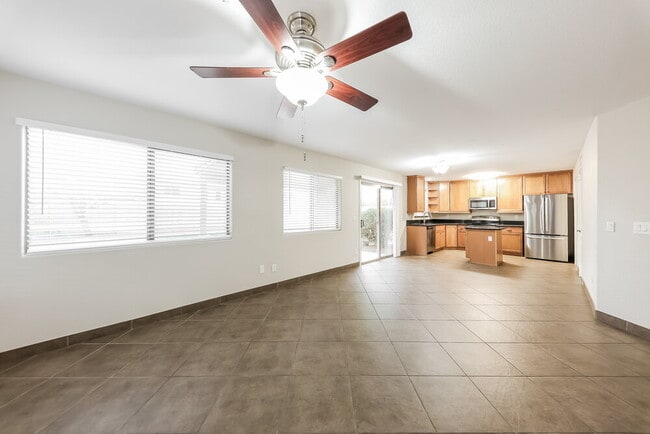 Building Photo - 2505 W Red Fox Rd