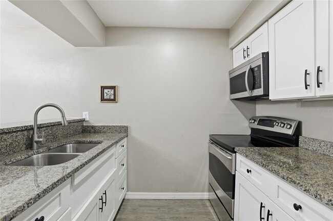 Building Photo - 207 SW 6th Ave