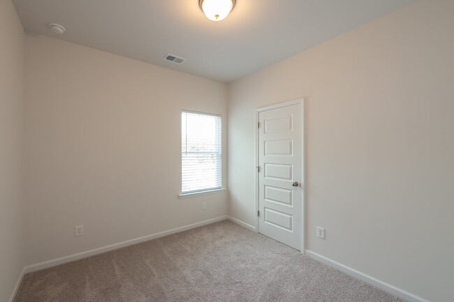Building Photo - "Spacious 4-Bedroom Retreat with 3.5 Baths...