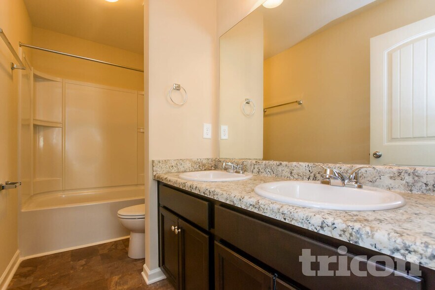 Building Photo - 457 Shady Glen