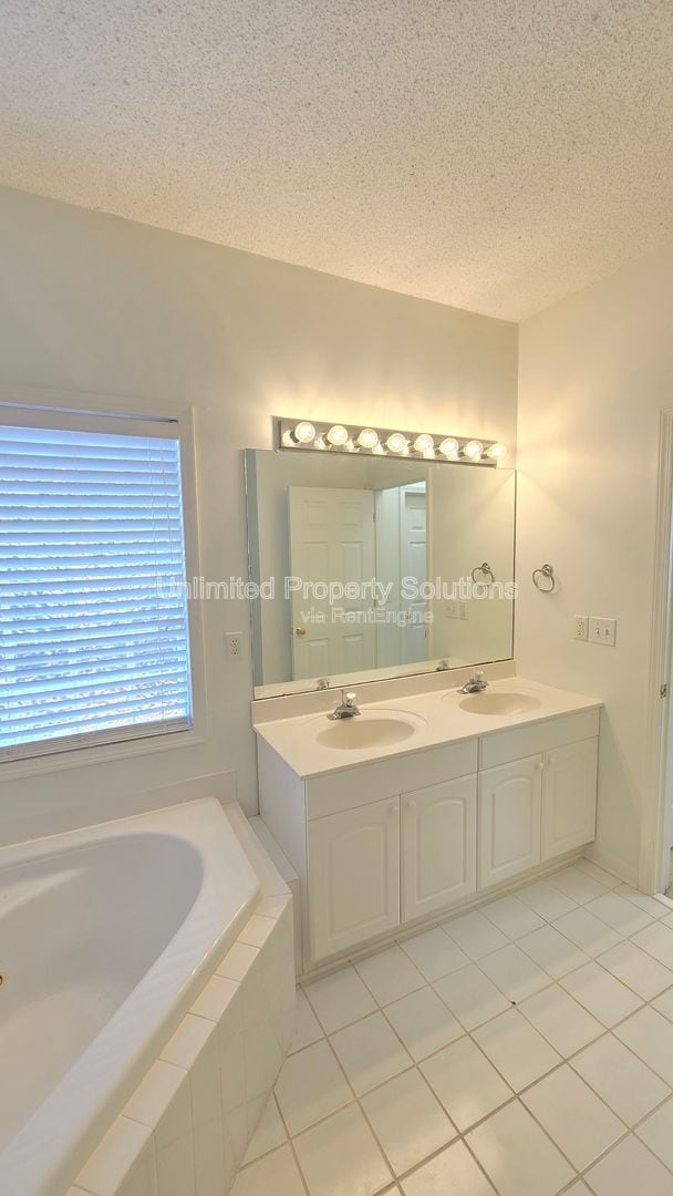 Building Photo - 426 Lansdowne Rd