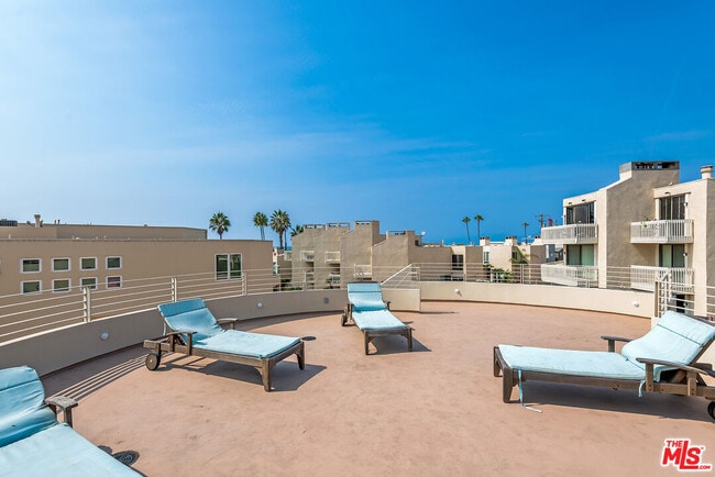 Building Photo - 7301 Vista Del Mar