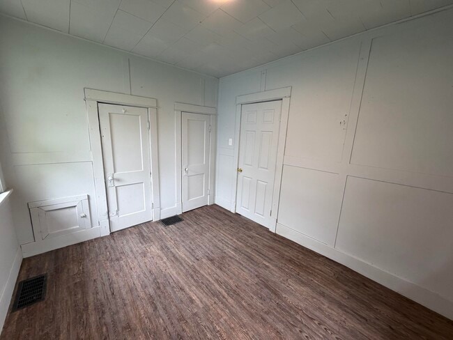 Building Photo - 426 Maple-W