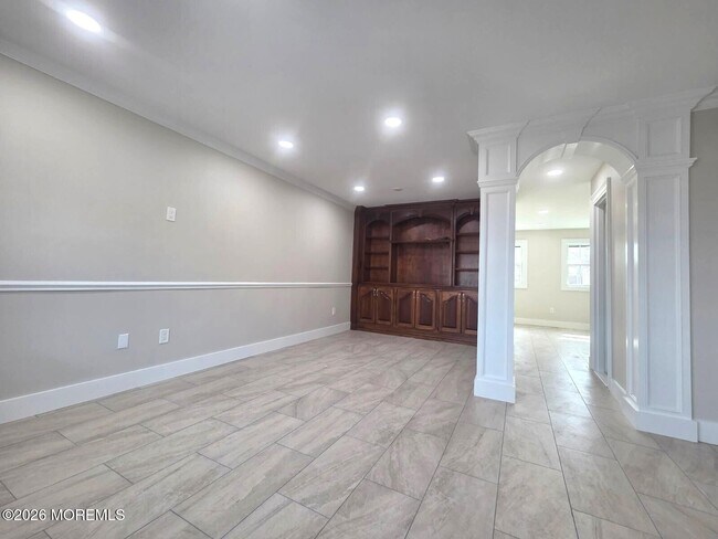 Building Photo - 92 Village Green Way