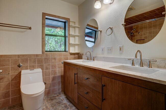 Building Photo - 1825 Vanderhoef Ln