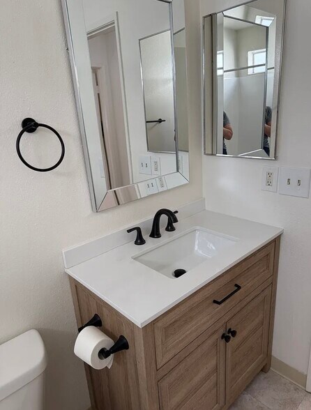 Building Photo - 14551 Vose St