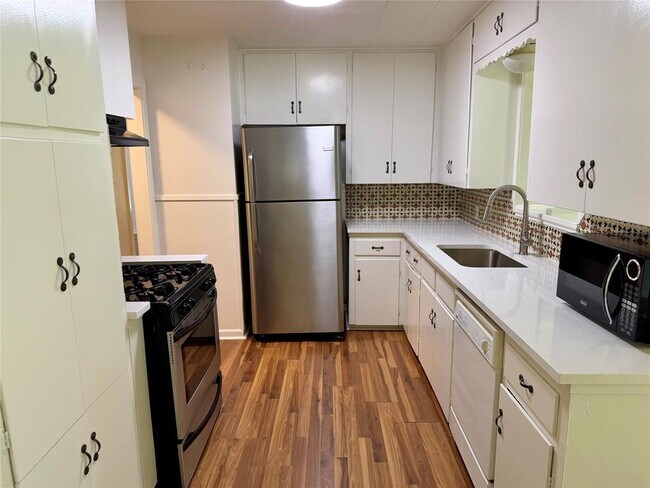 Building Photo - 5510 Delwood Dr