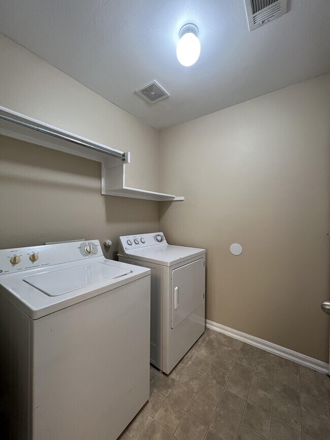 Building Photo - 9411 Massaro St