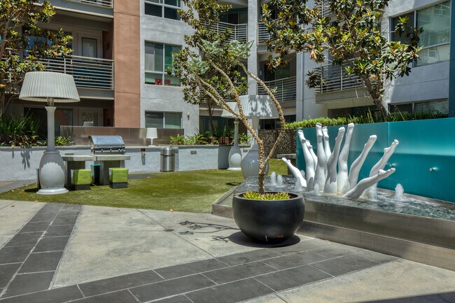 Building Photo - 200 S Los Angeles St