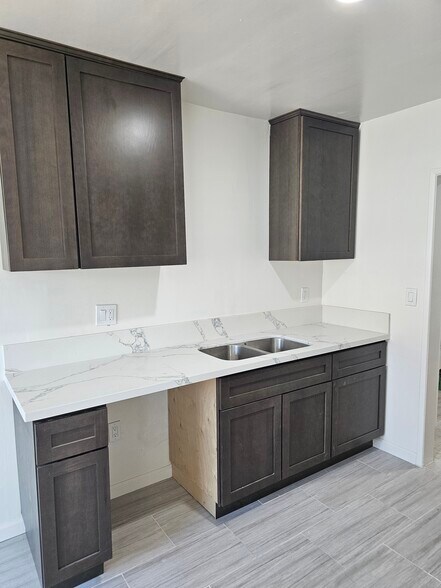 Building Photo - 14626 S Budlong Ave