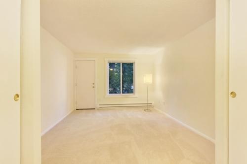 Building Photo - 2 bedroom in Bellevue WA 98007