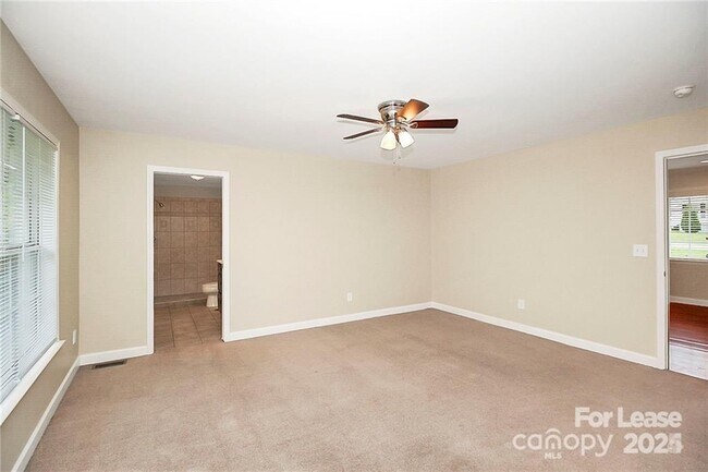 Building Photo - 1005 Rainbow Dr