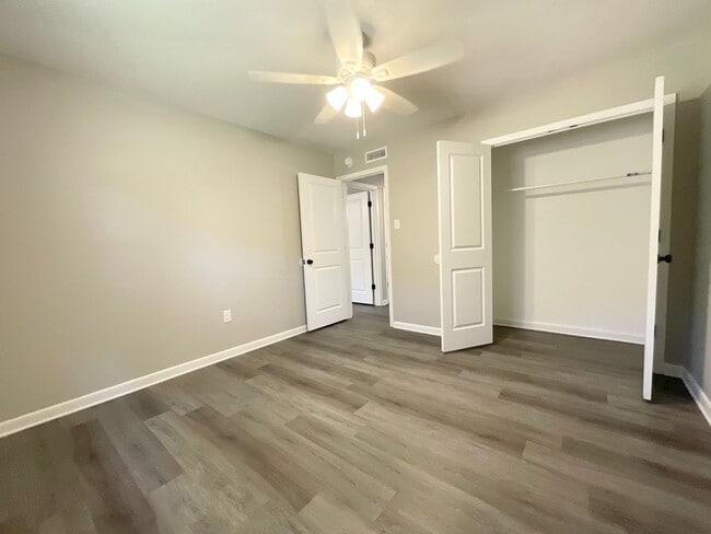 Building Photo - 713 Melody Ln