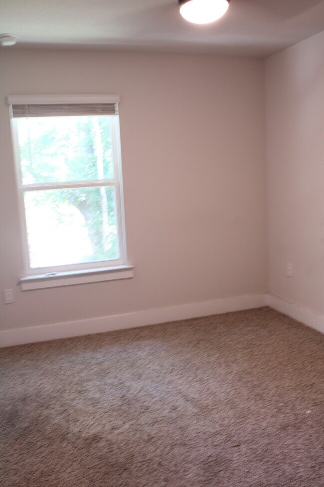 Building Photo - Beautiful New Townhome / Pet Friendly / Wi...