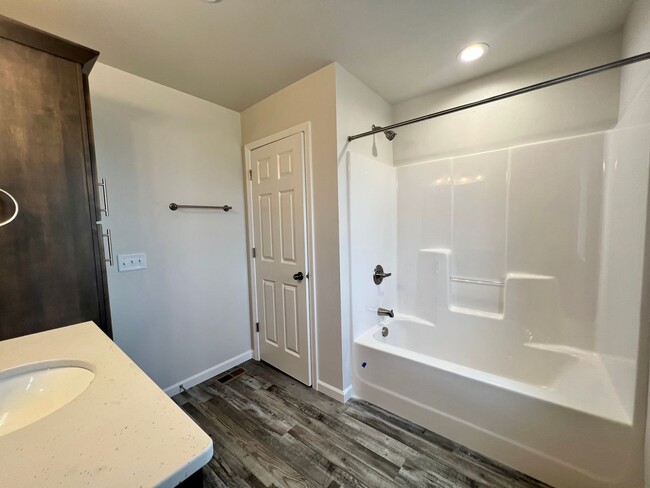 Building Photo - 4 Bed | 2 Bath | 2 Stall Garage | Single Family Home