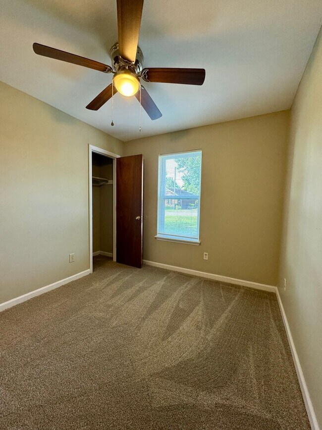 Building Photo - Charming 3 Bedroom, 2 Bath Home Available Now!