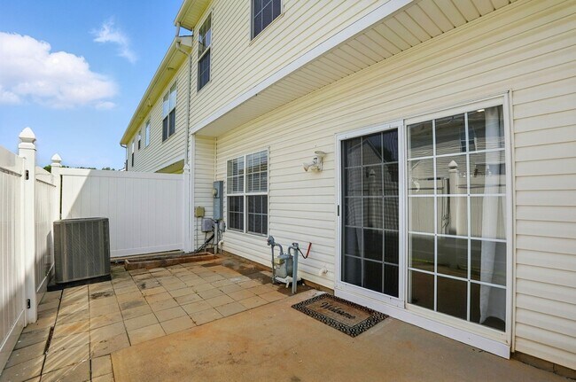Building Photo - 2 Bedroom Townhome in Pineville!