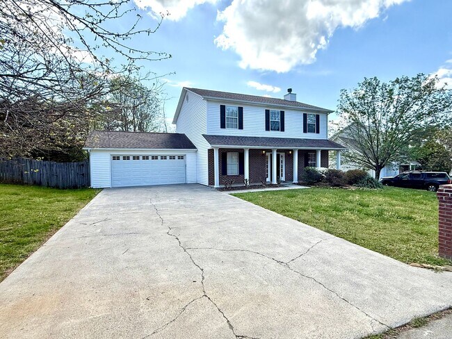 Building Photo - West Knoxville 37932 - 4 bedroom, 2.5 bath home - Contact Tanner Fee (865) 850-5103