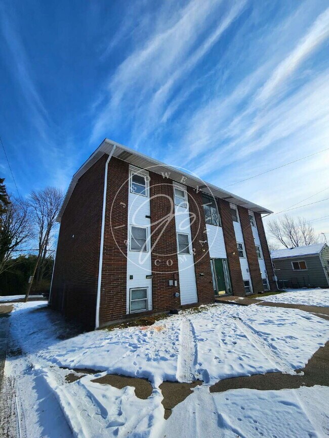 Building Photo - $0 deposit with qualifying application! Clean & Affordable 1-Bedroom – Move-In Ready – East Toledo