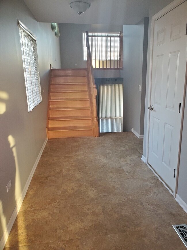 Building Photo - 1204 Riverview Dr