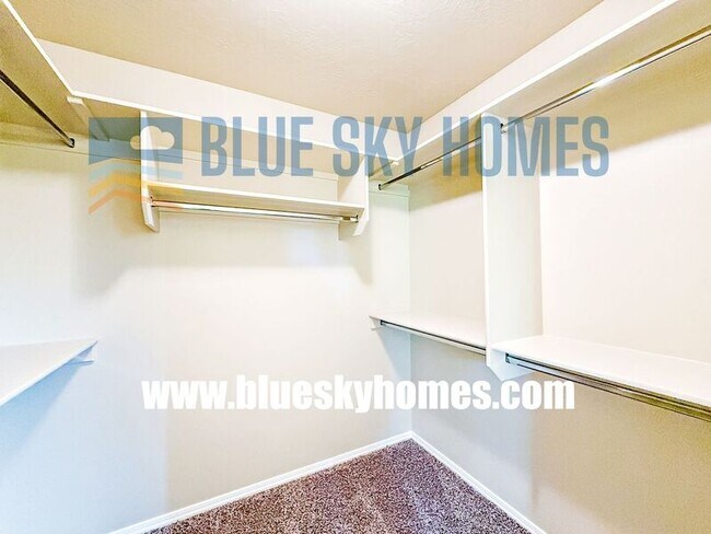 Building Photo - 1868 N Justin Ave