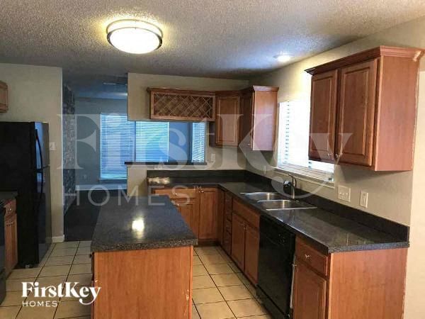 Building Photo - 911 Blewitt Dr