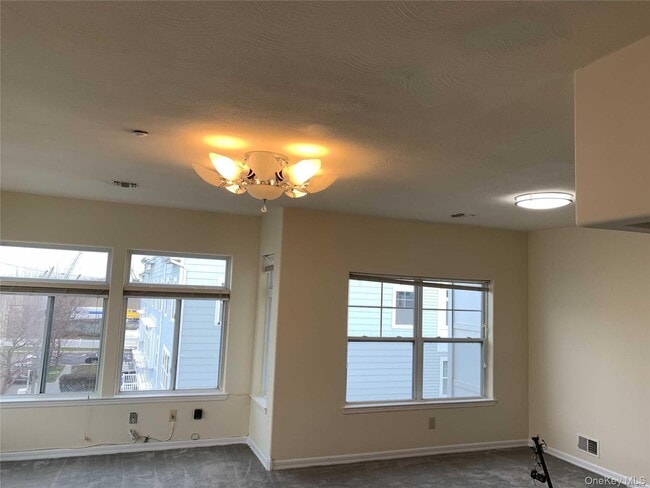 Building Photo - 75-18 Aquatic Dr