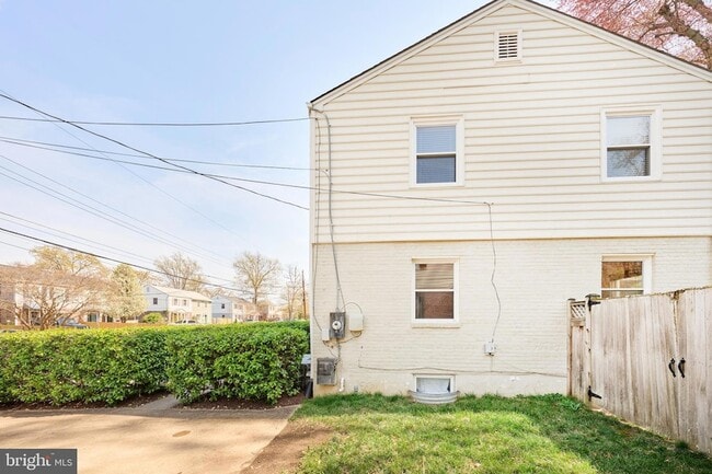 Building Photo - 2319 Riverview Terrace