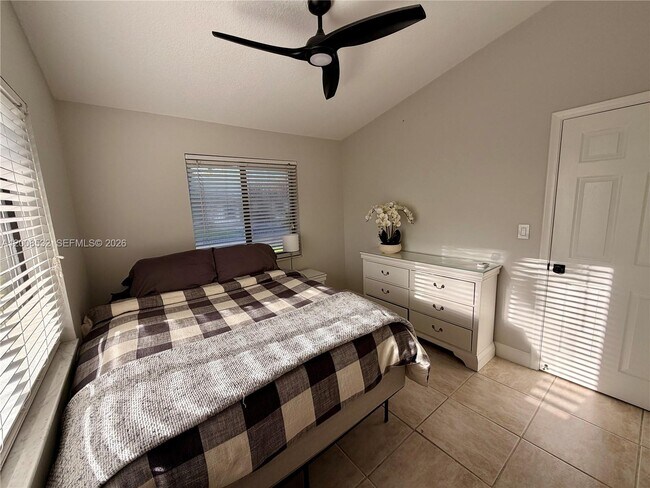 Building Photo - 3064 S Oakland Forest Dr